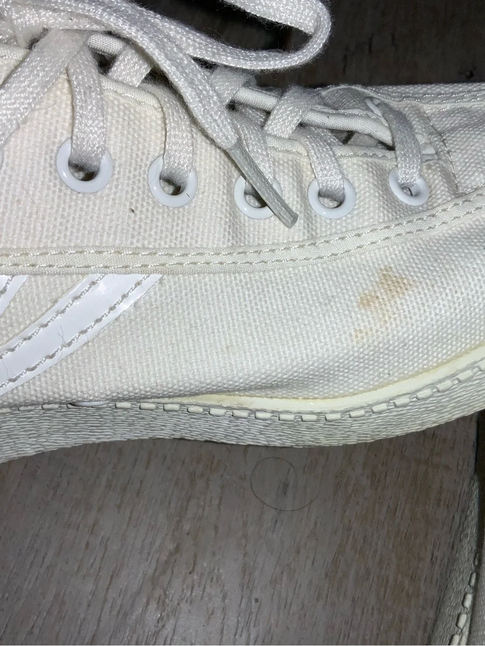 (Bin 32) Tretorn Off-White Canvas Low-Top Sneakers